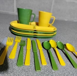 Basketville Picnic set. Vintage Great Colors for a fun display or casual lunch.